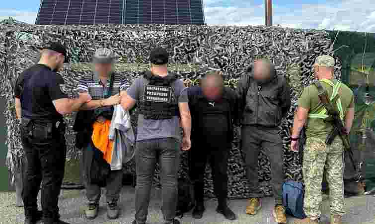 51-річного переправника зі Львова затримали під час доставки до кордону двох ухилянтів