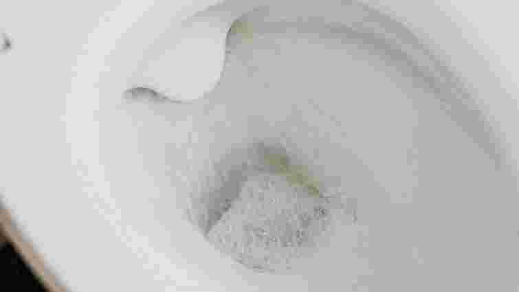 Одна лише шкода: чому не можна витирати сидіння унітаза туалетним папером
