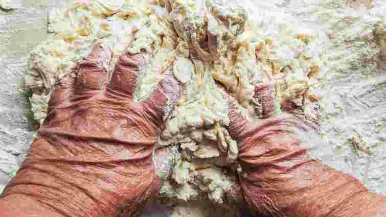 Як відмити засохле тісто з посуду: простий спосіб, який полегшує прибирання