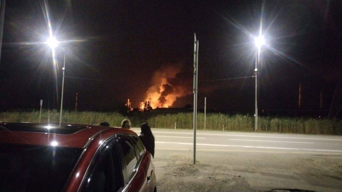 У Росії після атаки спалахнули пожежі на двох нафтопереробних заводах