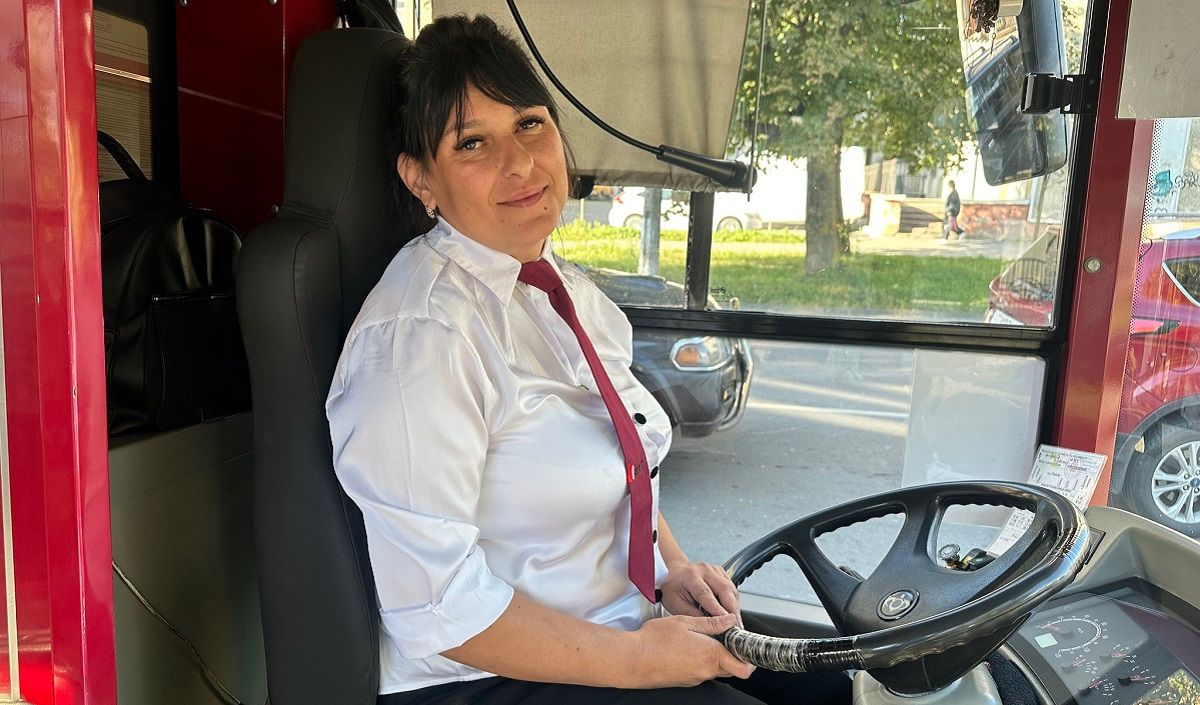 В Івано-Франківську до роботи приступила перша водійка комунального автобуса