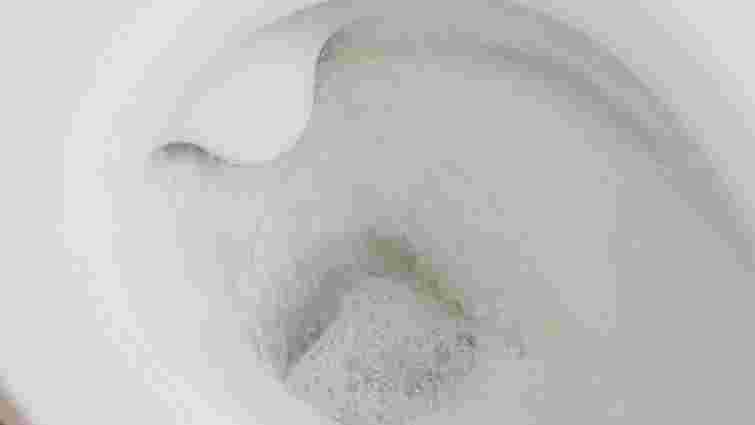 Цей незвичайний спосіб дійсно працює: навіщо засипати сіль в унітаз