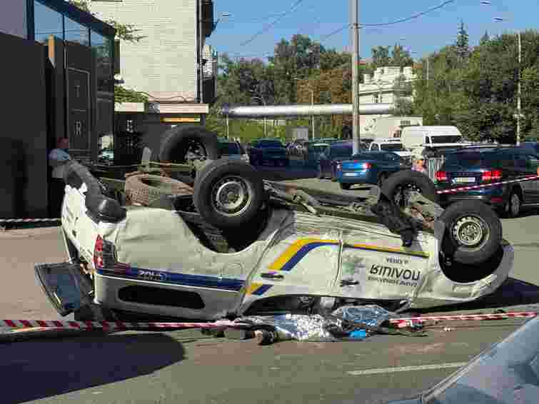 У центрі Києва перекинулося поліцейське авто, правоохоронець загинув