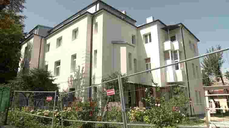 У Львові за гроші меценатів відновили зруйнований обстрілом будинок на вул. Коновальця, 46