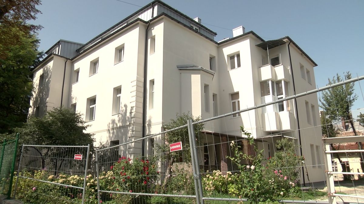 У Львові за гроші меценатів відновили зруйнований обстрілом будинок на вул. Коновальця, 46