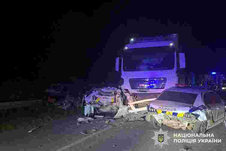 На Хмельниччині вантажівка врізалася в поліцейських, які оформлювали ДТП