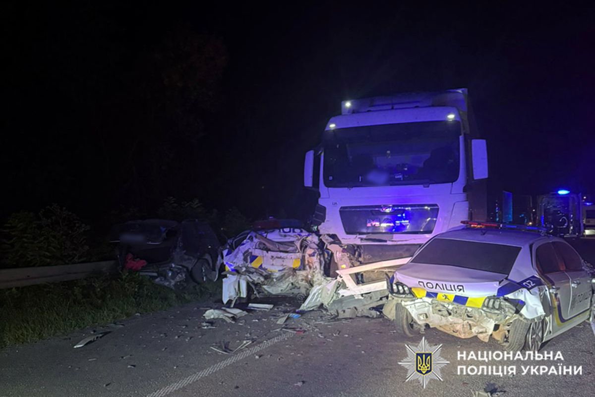 На Хмельниччині вантажівка врізалася в поліцейських, які оформлювали ДТП