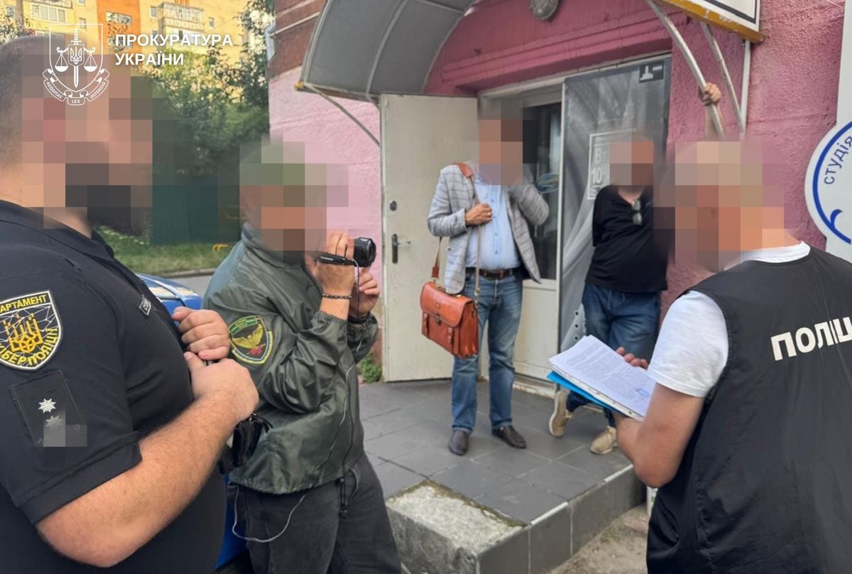 На Хмельниччині салон краси обладнали для виготовлення фіктивних довідок ухилянтам 