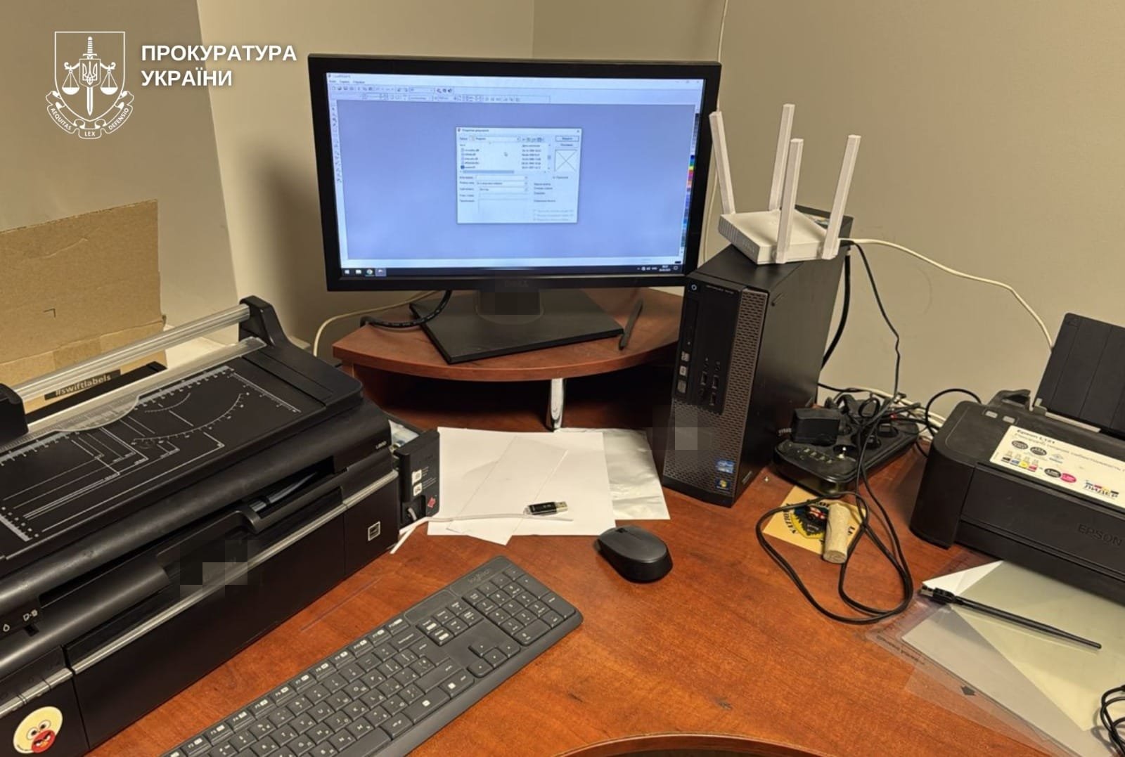 Слідчі провели обшуки за місцями проживання, реєстрації та в автомобілях підозрюваних (фото прокуратури)