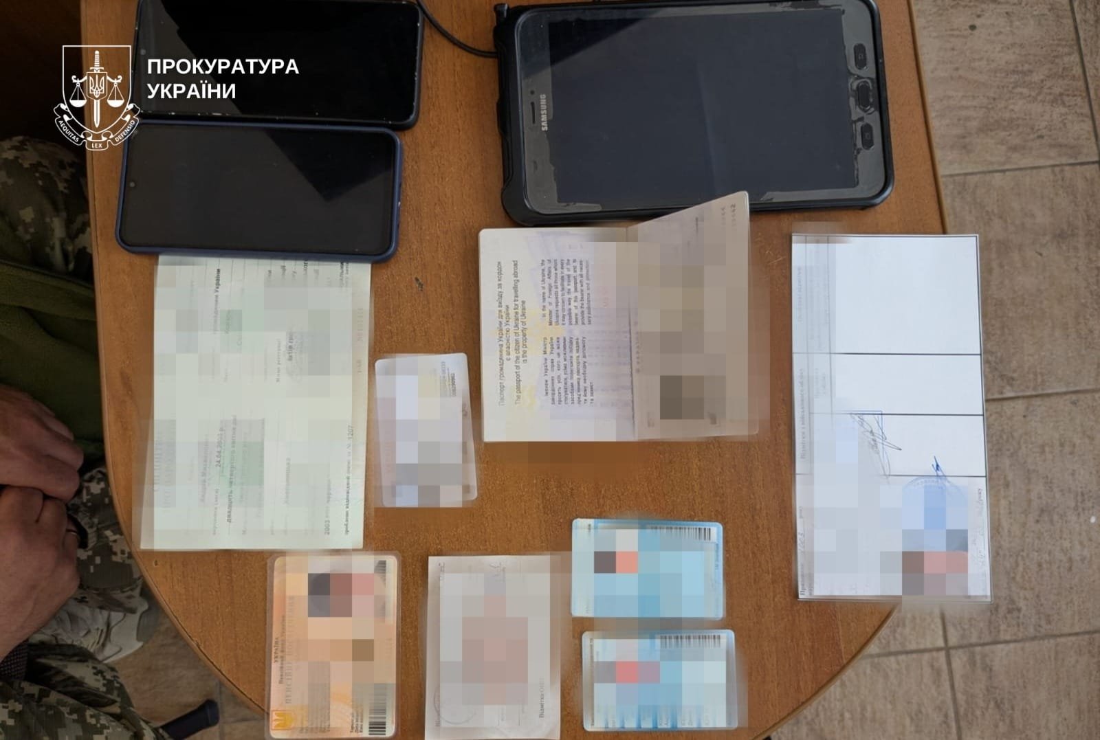 Слідчі провели обшуки за місцями проживання, реєстрації та в автомобілях підозрюваних (фото прокуратури)