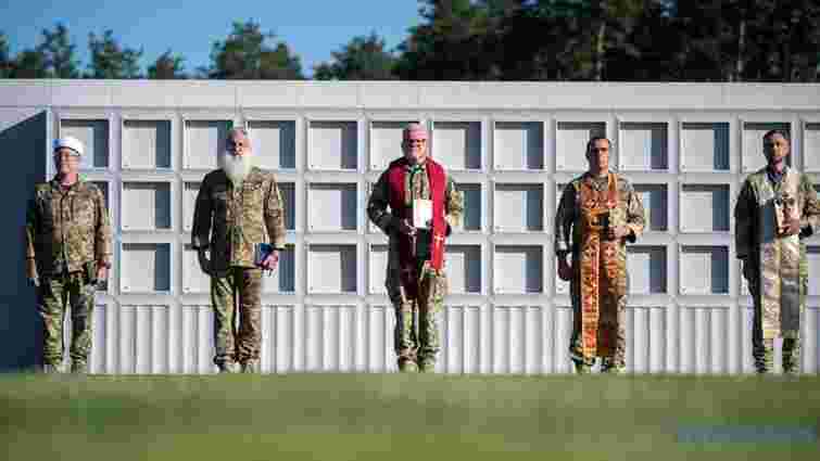 На головному військовому кладовищі провели перші поховання