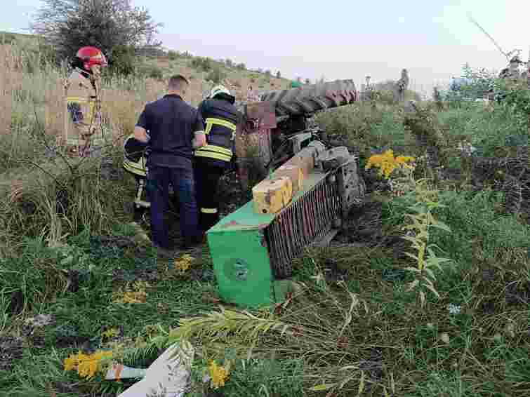 Біля Львова 49-річний тракторист злетів із траси у кювет і загинув
