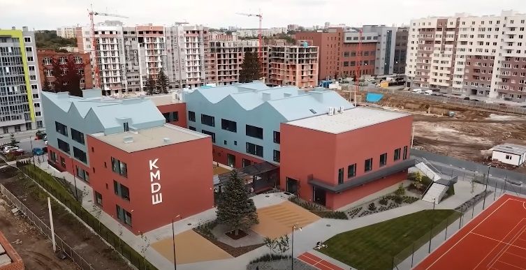 Школа. Скриншот з відео