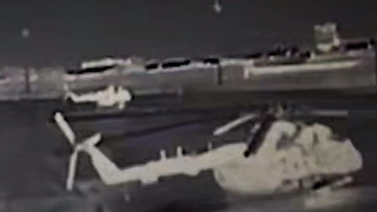 Розвідники показали знищення двох гелікоптерів та ворожого судна в Криму