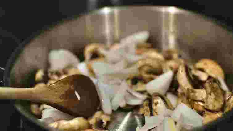 Гриби чи цибуля: що потрібно смажити першим, щоб не зіпсувати страву 