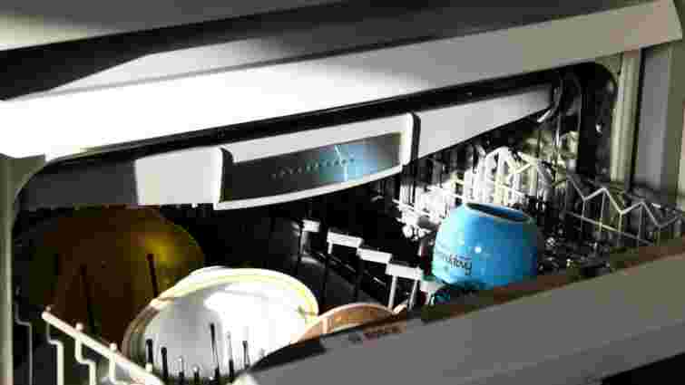 Зіпсуєте посуд: що ніколи не можна мити в посудомийній машині