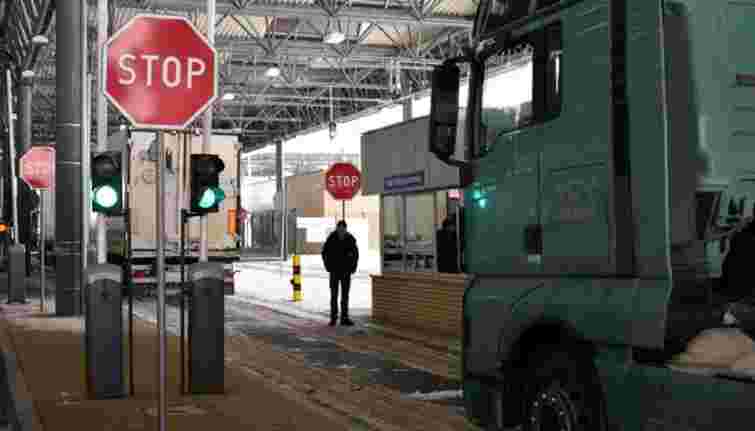 Прокуратура відкрила справу через пропуск вантажівок з контрабандою на Львівській митниці