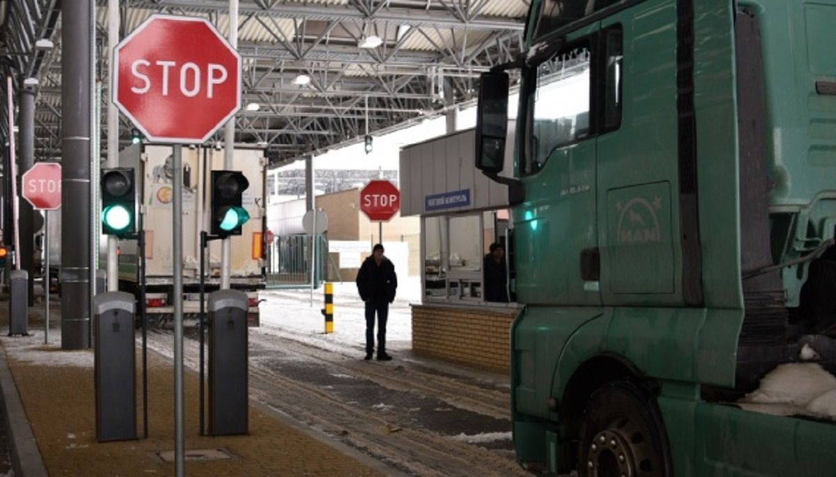 Прокуратура відкрила справу через пропуск вантажівок з контрабандою на Львівській митниці