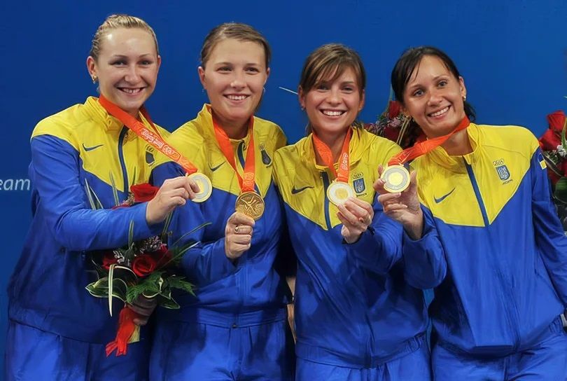 Ольга Жовнір, Ольга Харлан, Галина Пундик та Олена Хомрова на олімпійському п'єдесталі (2008 р.)