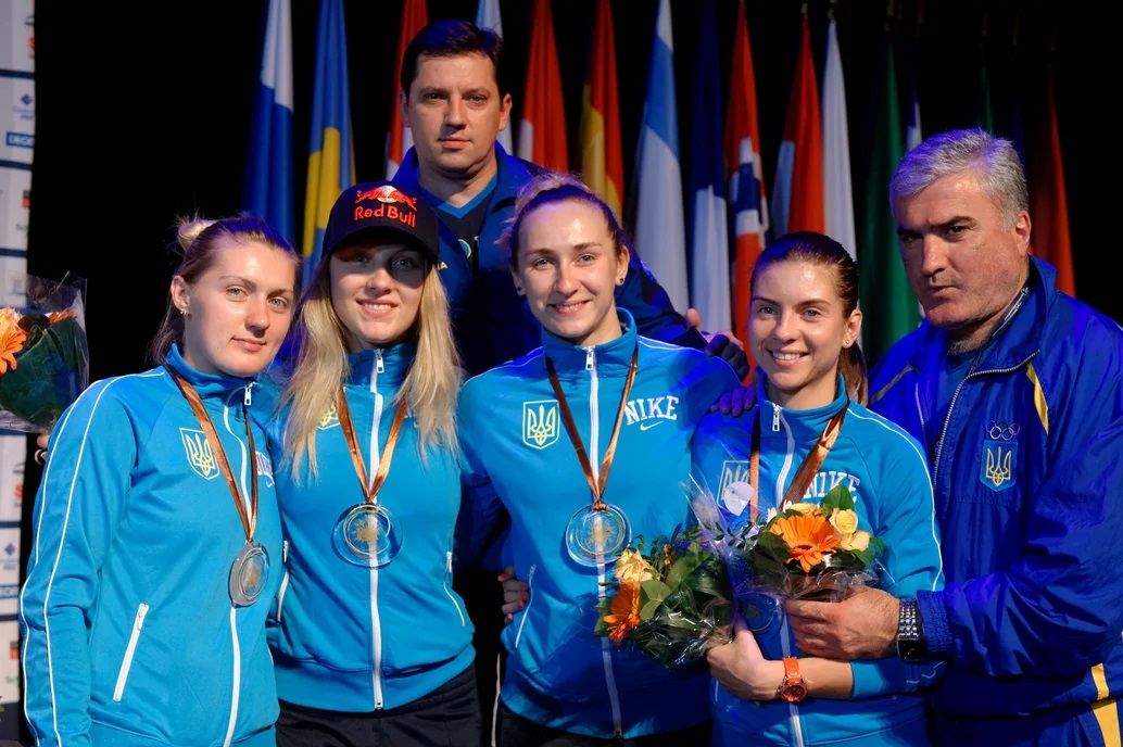 Жіноча збірна України на чемпіонаті Європи 2014 року (зліва направо): Олена Вороніна, Ольга Харлан, Ольга Жовнір, Галина Пундик та їх тренери Артем Скороход і Гарнік Давидян