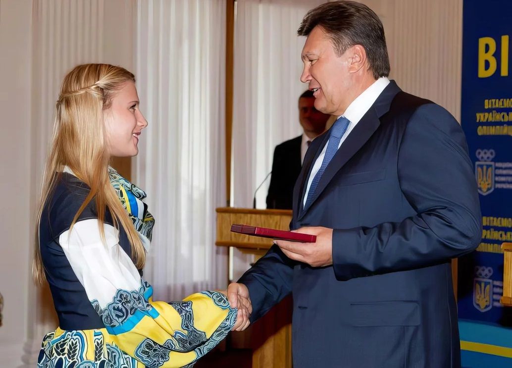 Віктор Янукович вручає відзнаку Ользі Харлан