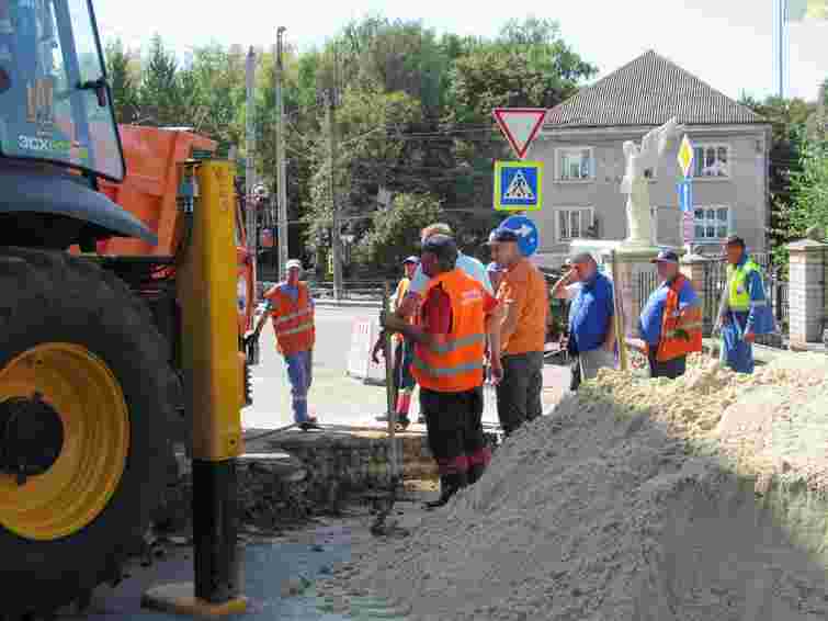У Тернополі комунальники тиждень шукали колектор, який спричинив провалля в центрі міста