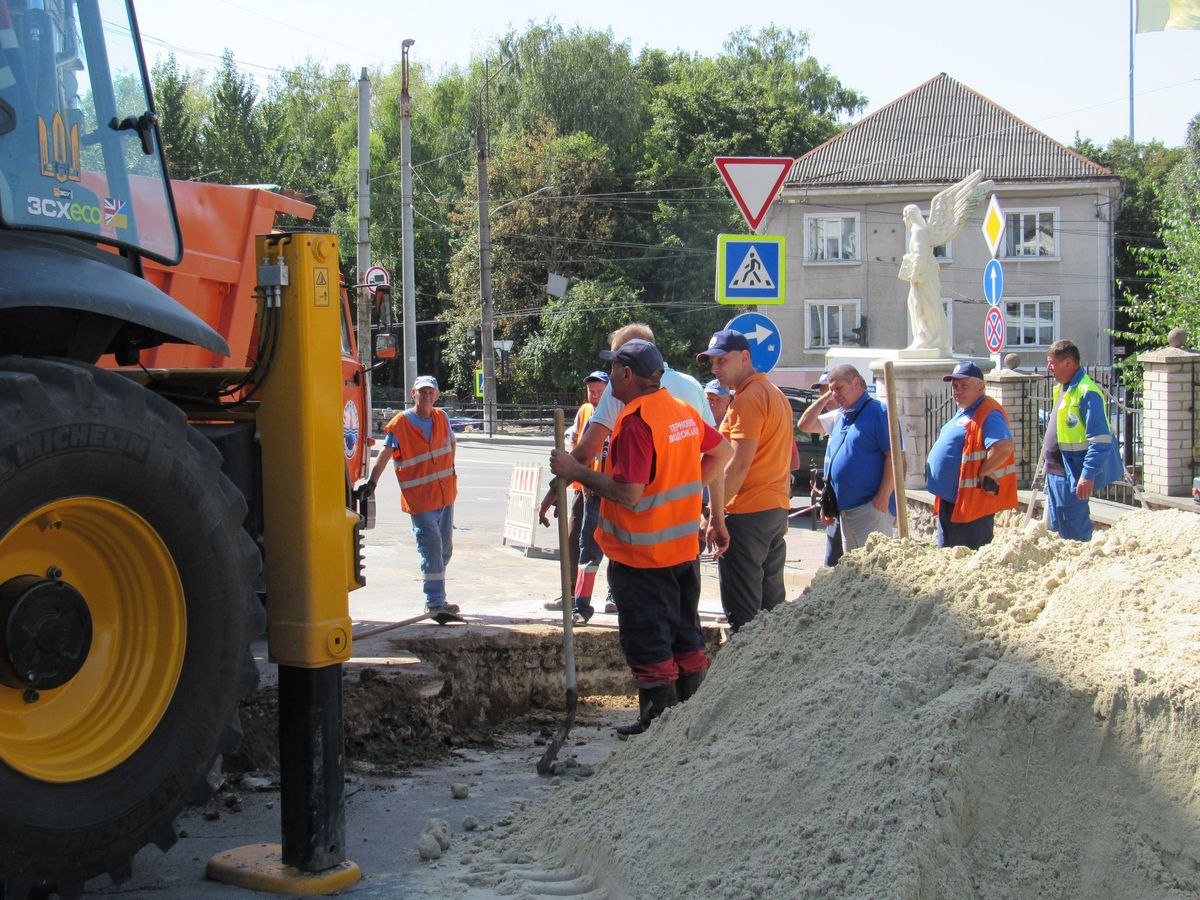 У Тернополі комунальники тиждень шукали колектор, який спричинив провалля в центрі міста