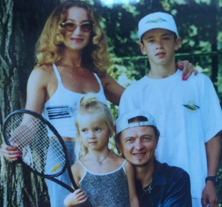 Еліна з батьками і братом