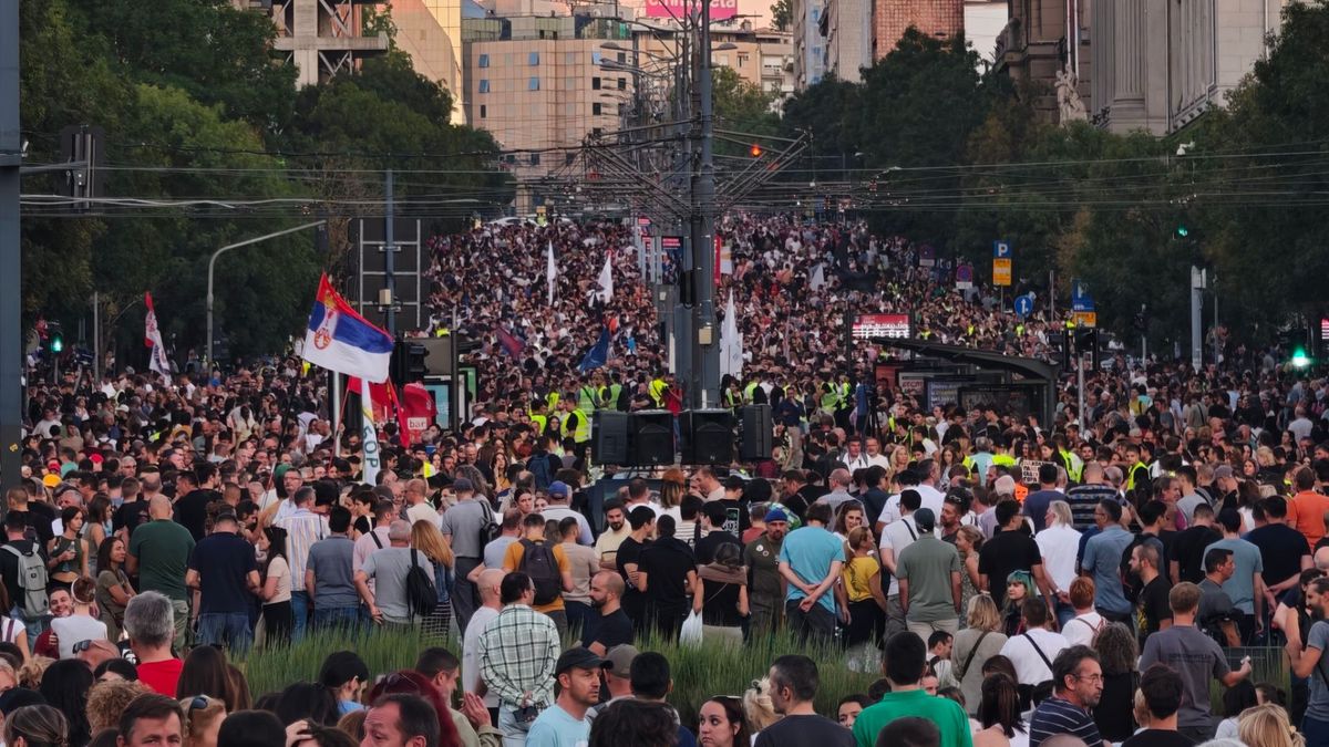 У Сербії пройшли масштабні мітинги з вимогами провести дострокові вибори