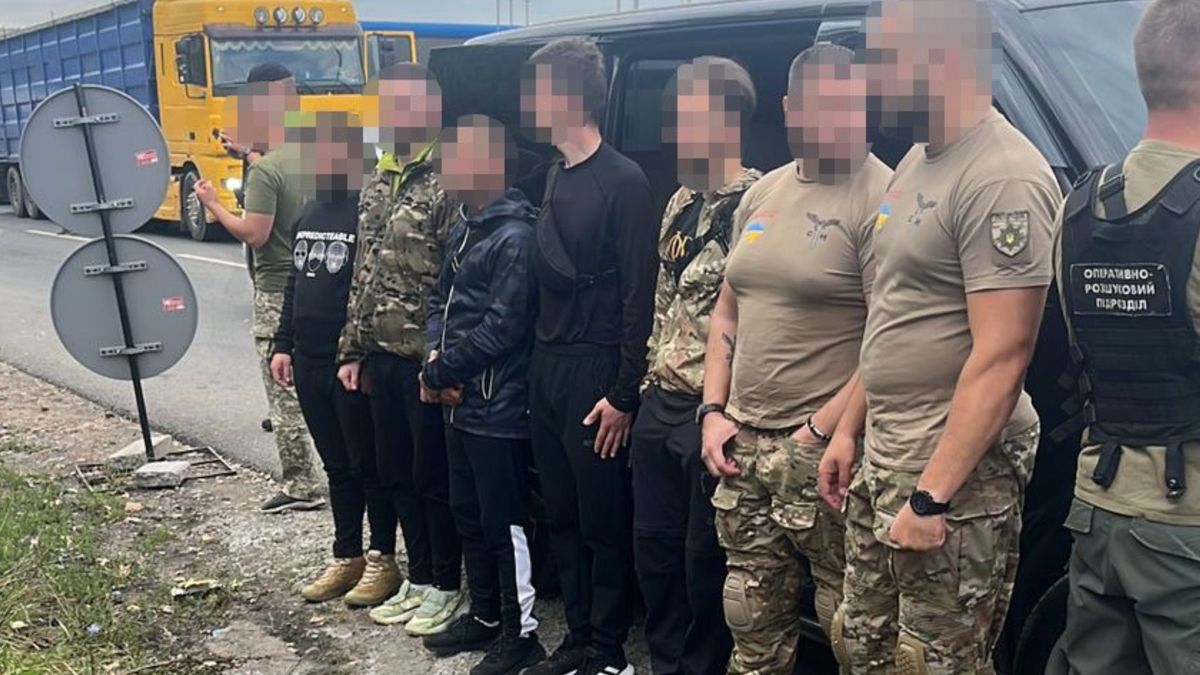 Київський поліцейський перевозив до кордону ухилянтів під виглядом спецпризначенців