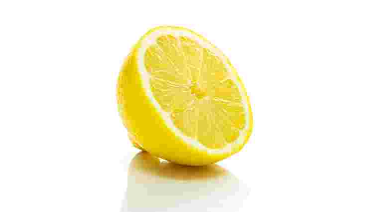 Залишиться свіжим та соковитим: як найкраще зберігати розрізаний лимон