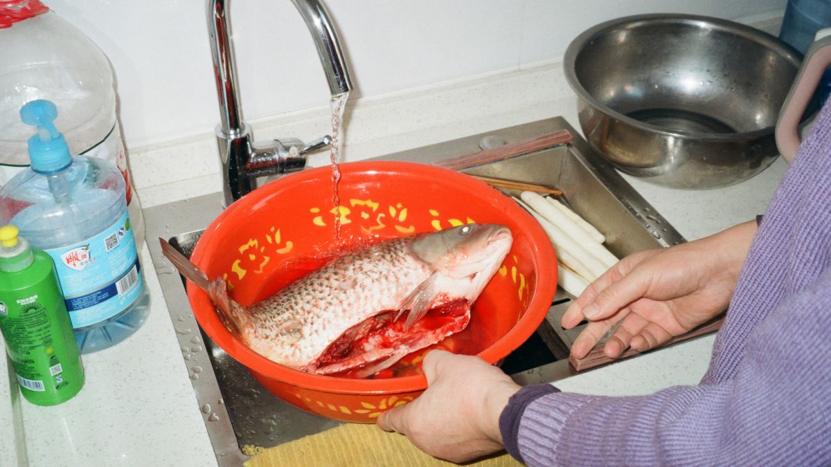 Жодного безладу і хаосу: як почистити рибу, не забруднивши всю кухню лускою