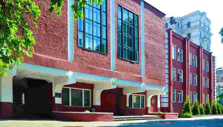 Не пустили в школу в шортах: у Києві проводять службове розслідування через дії директорки