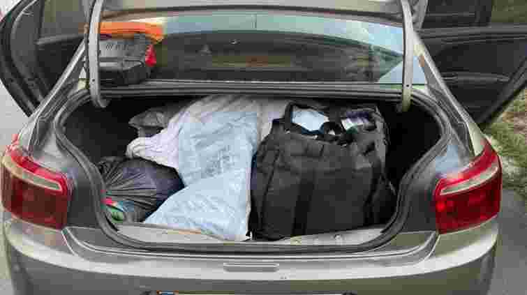 Митники вилучили у 68-річної закарпатки партію брендового одягу на 500 тис. грн 