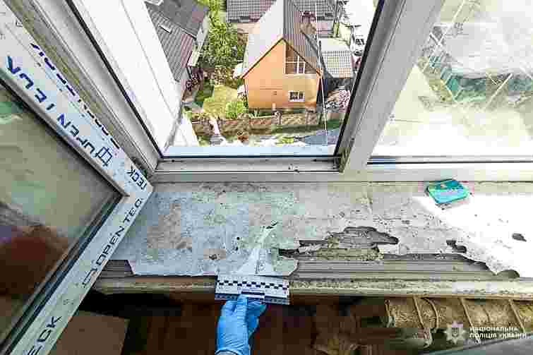 У Костополі трирічна дівчинка випала з шостого поверху і вижила