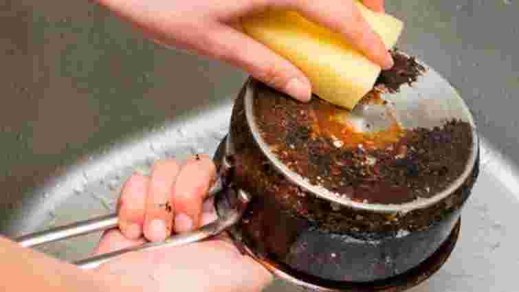 Ці методи спрацюють на різних покриттях: як відчистити каструлю, що пригоріла