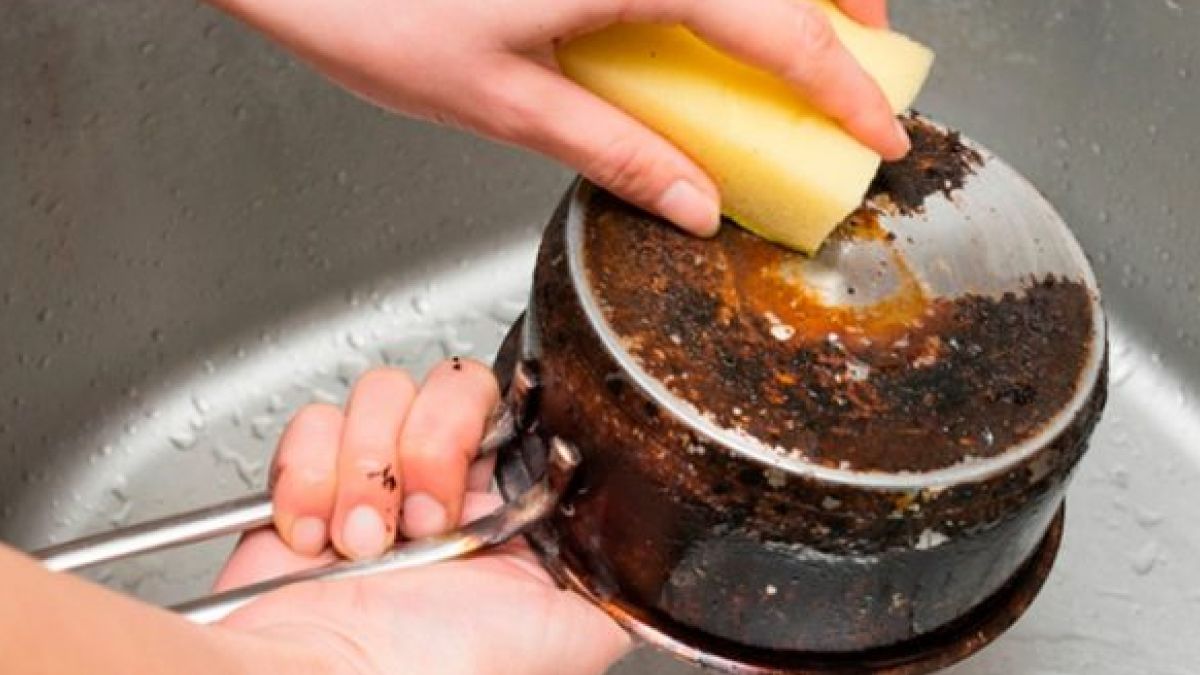 Ці методи спрацюють на різних покриттях: як відчистити каструлю, що пригоріла