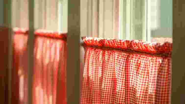 Штори будуть цілі і неушкоджені: як їх правильно прати, щоб не зіпсувати