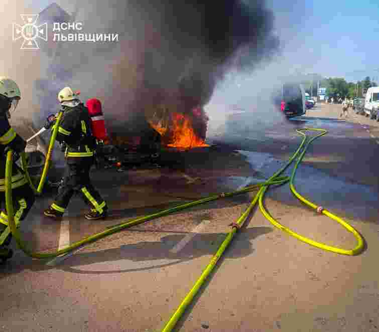 Біля польського кордону на Львівщині згоріли сім автомобілів