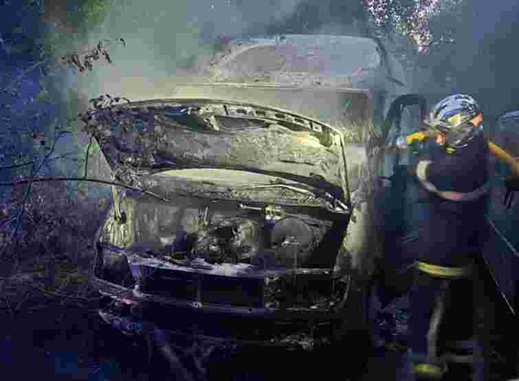 Двоє жителів Чернівців підпалили мікроавтобус пенсіонерки