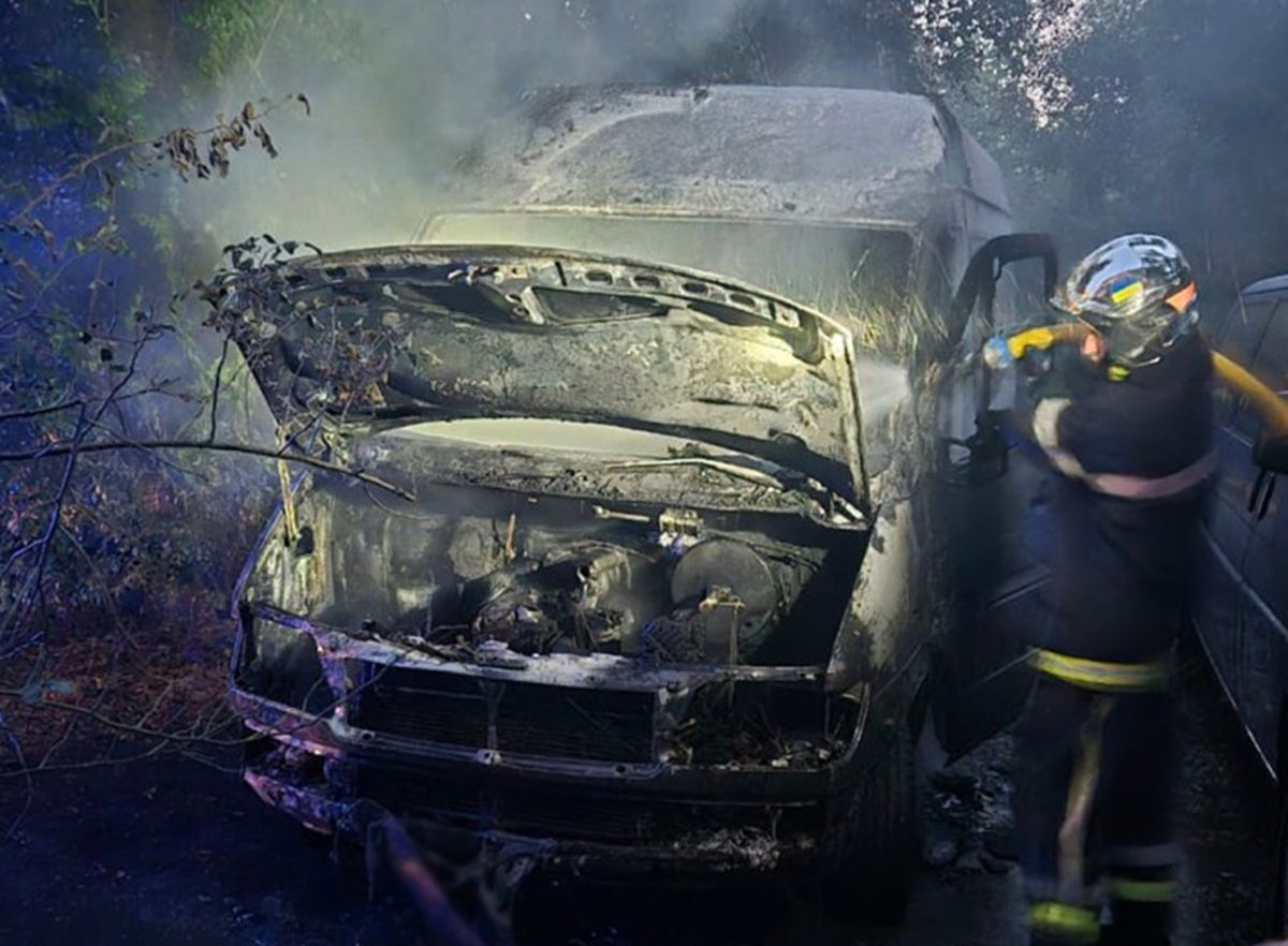 Двоє жителів Чернівців підпалили мікроавтобус пенсіонерки
