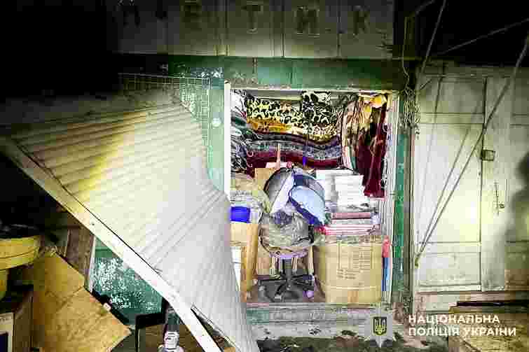 На території скандального ринку в Рівному невідомі побили охоронця та підпалили кіоски