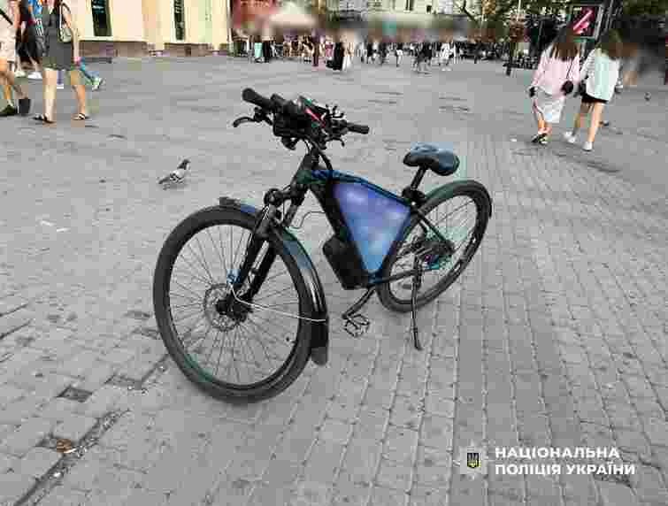 У центрі Франківська після наїзду велосипедиста госпіталізували 6-річного хлопчика