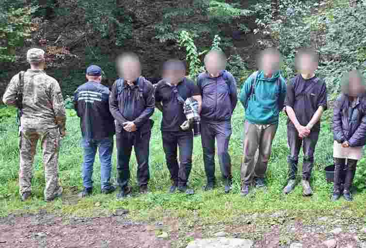 Прикордонники затримали  закарпатку, яка вела в Румунію п’ятьох ухилянтів