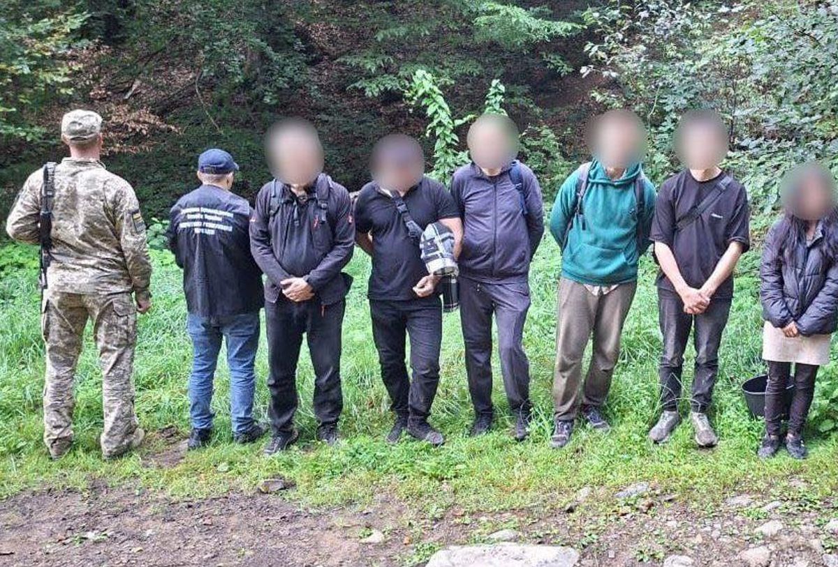Прикордонники затримали  закарпатку, яка вела в Румунію п’ятьох ухилянтів
