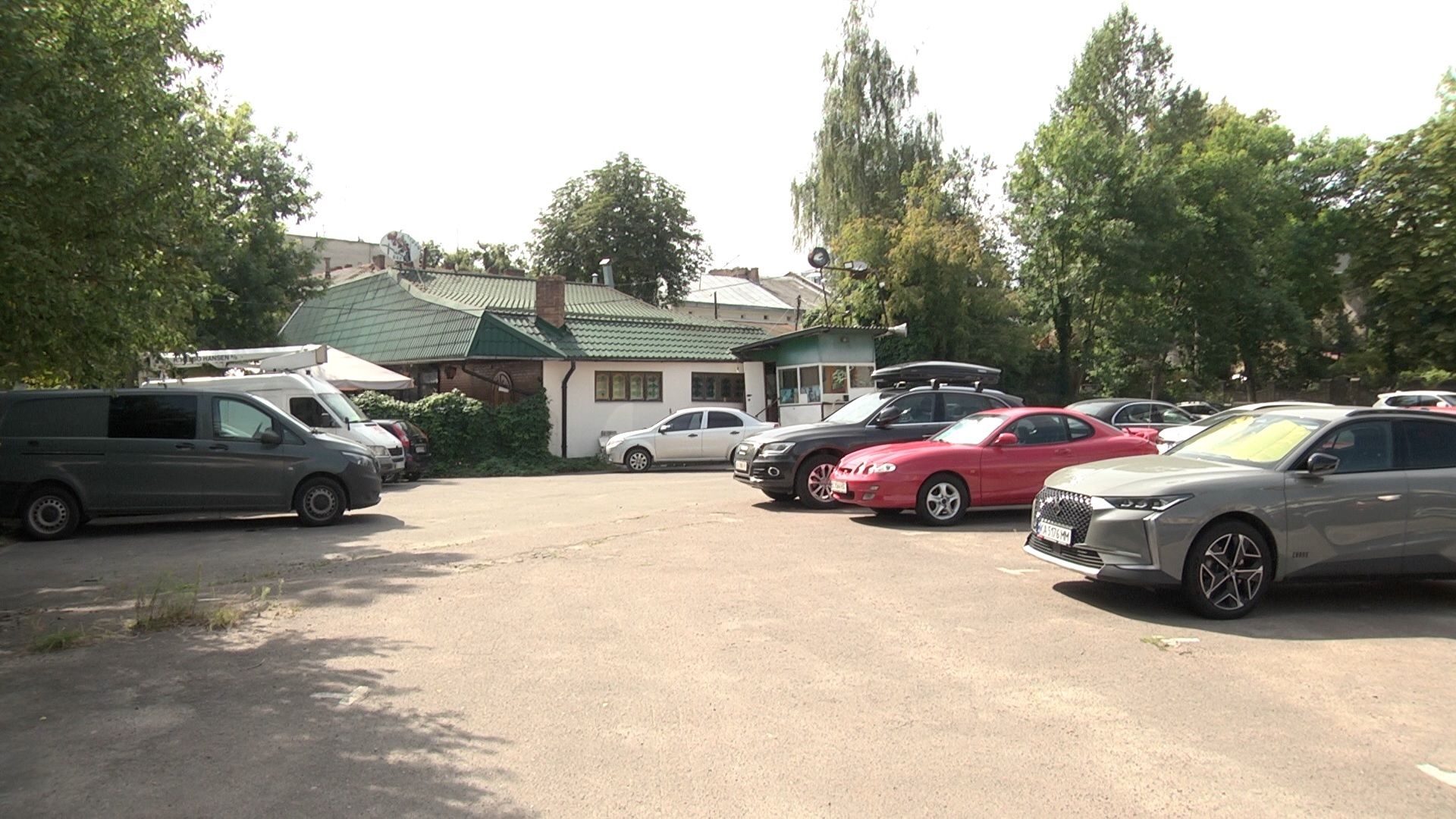 Сьогодні площа використовується під стоянку поміж будинками