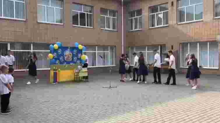 Директор ліцею на Черкащині пояснив, чому на лінійці включили пісню з матюками