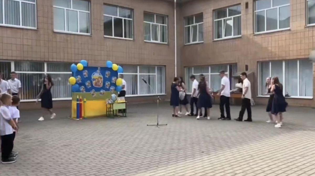 Директор ліцею на Черкащині пояснив, чому на лінійці включили пісню з матюками