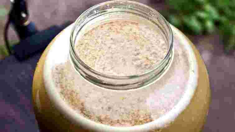 Чому з'являється біла піна на поверхні меду: чи поганий це знак 