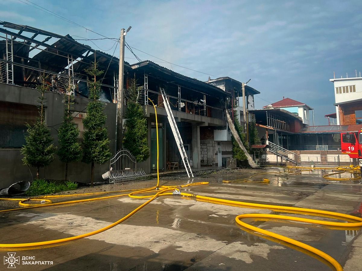 На Закарпатті сталася масштабна пожежа на базі відпочинку